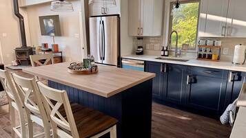 Réfrigérateur, four à micro-ondes, un four, surface de cuisson