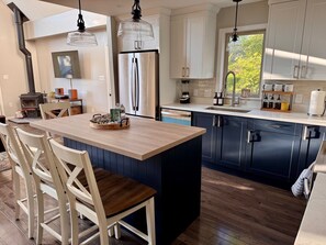 Fridge, microwave, oven, stovetop - Charming 3-bedroom house in the Catskills-Sleepy Hollow Lake community  (Athens)