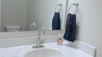 Haartrockner, Handtücher, Seife, Shampoo