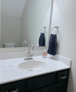 Secadora de cabello, toallas, jabón, shampoo