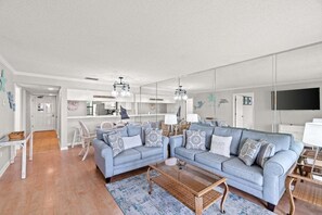 Smart TV - Spacious 2BR Edgewater Resort Condo w/ Golf Course Views & Patio (Panama City Beach)