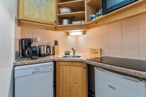 Micro-ondes, lave-vaisselle, cafetière/bouilloire