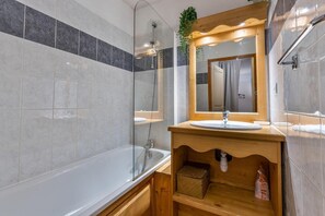 Bathroom - Resort center, 2nd floor, fitness, swimming pool, sauna, balcony, tv, ski locker, 35m², Les Orres (Les Orres)