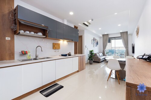 Luxury 2BRs Apt with Airport View, Free Gym & Pool