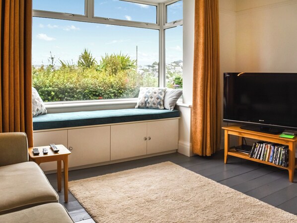 TV, fireplace - 4 bedroom accommodation in Perranporth (Perranporth)