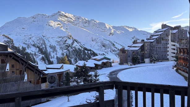 A snow-covered mountain village with wooden buildings and a wooden bridge. - 10m from ski slopes, 5th floor, view mountain, balcony, tv, ski locker, 41m², Avoriaz (Avoriaz)