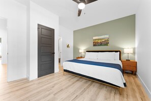 9 bedrooms, desk, iron/ironing board, travel crib - Golf Lodge Lake Views Hot Tub Rooftop Arcade (Hollister)