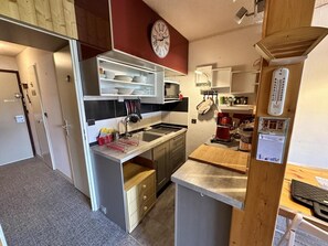 Kjøleskap, mikrobølgeovn og kaffetrakter/tekoker