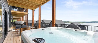 Golf Sim Getaway! Bunks Slide HotTub Sauna Pools