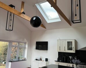 House | Private kitchen | Fridge, microwave, oven, stovetop - Tranquil Retreat at Oak Lodge - Swimming Pool (Chatham)