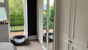 6 bedrooms, iron/ironing board, free WiFi, bed sheets