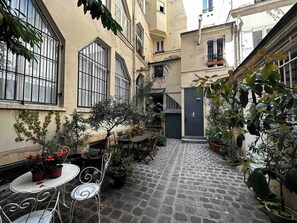 Outdoor dining - Charming Parisian Apartment (Paris)