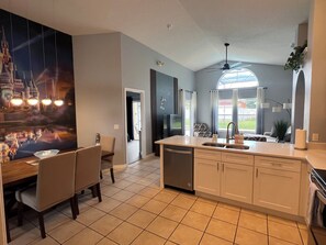 冰箱、微波炉、烤箱、洗碗机