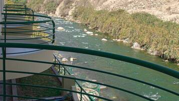 Deluxe-Zimmer, Balkon, Flussblick | Terrasse/Patio