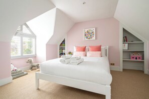 5 bedrooms, iron/ironing board, bed sheets - Coloured Jewels by Underthedoormat (London)