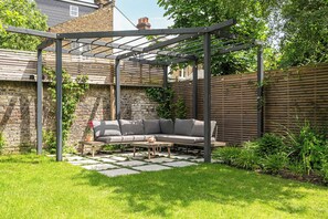 Casa (5 Bedrooms) | Jardín