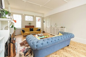 Hus (5 Bedrooms) | Opholdsområde | 32-tommers smart-tv med digitale kanaler, tv