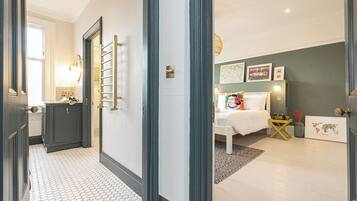House (5 Bedrooms) | Hallway