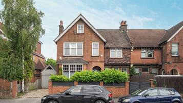 House (5 Bedrooms) | Exterior