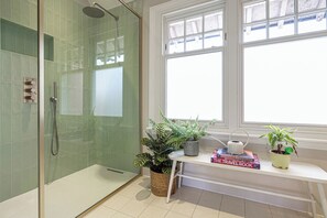 ハウス (5 Bedrooms) | バスルーム | シャワー、ヘアドライヤー、タオル