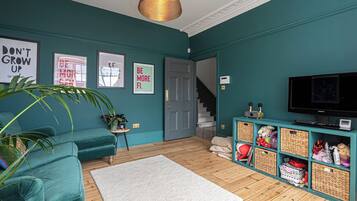 House (5 Bedrooms) | Living area | 32-inch Smart TV with digital channels, TV