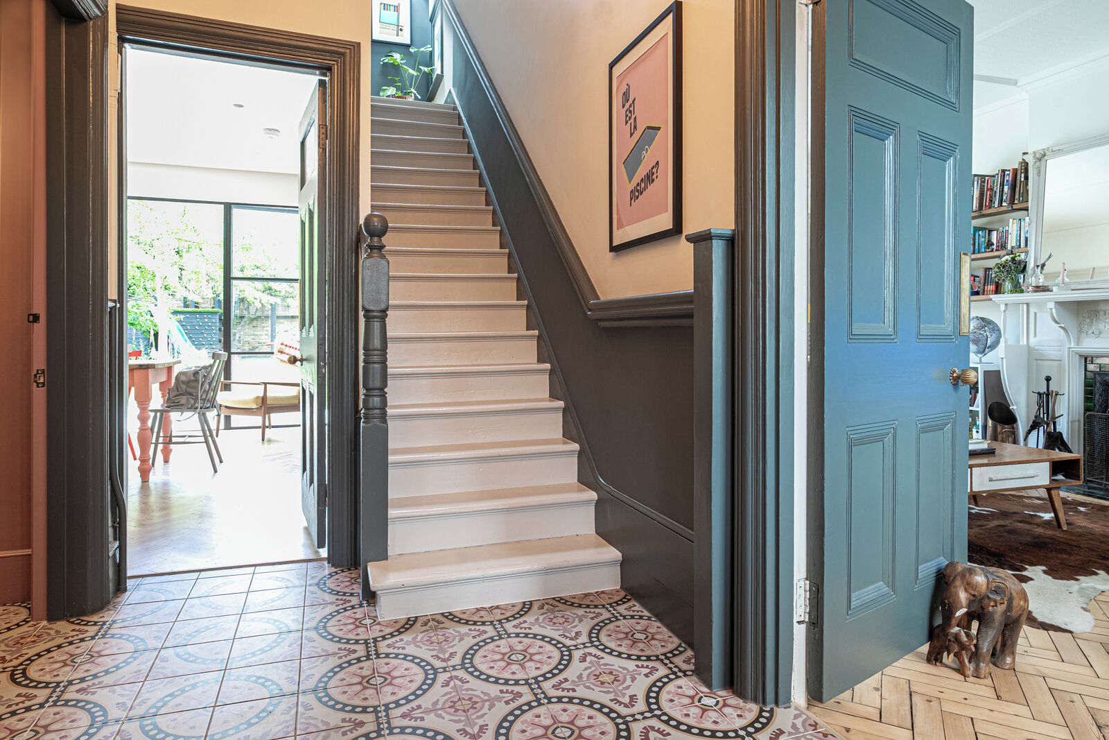 House (5 Bedrooms) | Staircase