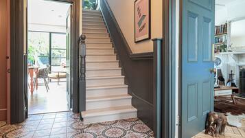 House (5 Bedrooms) | Staircase