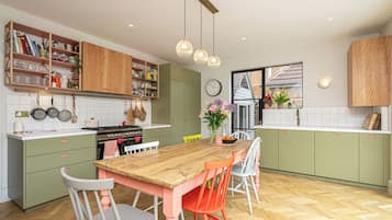 House (5 Bedrooms) | Private kitchen | Fridge, microwave, oven, coffee/tea maker