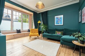 ハウス (5 Bedrooms) | リビング エリア | 32 インチのスマートテレビ (デジタル放送視聴可)、テレビ