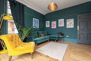 House (5 Bedrooms) | Living area