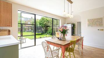 House (5 Bedrooms) | In-room dining