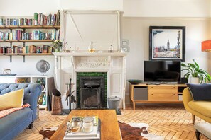 Hus (5 Bedrooms) | Opholdsområde | 32-tommers smart-tv med digitale kanaler, tv