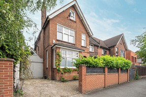 House (5 Bedrooms) | Exterior