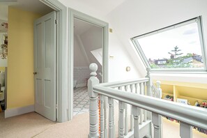 Hus (5 Bedrooms) | Badeværelse | Bruser, hårtørrer, håndklæder