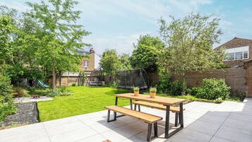 House (5 Bedrooms) | Garden