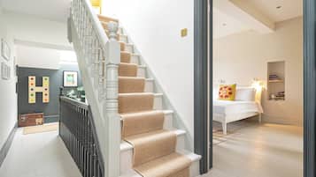 House (5 Bedrooms) | Staircase