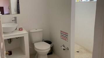 Serviettes fournies, savon, papier toilette