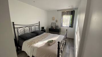 3 slaapkamers, een strijkplank/strijkijzer, internet