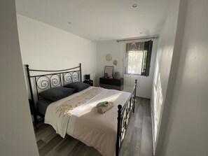 3 bedrooms, iron/ironing board, internet