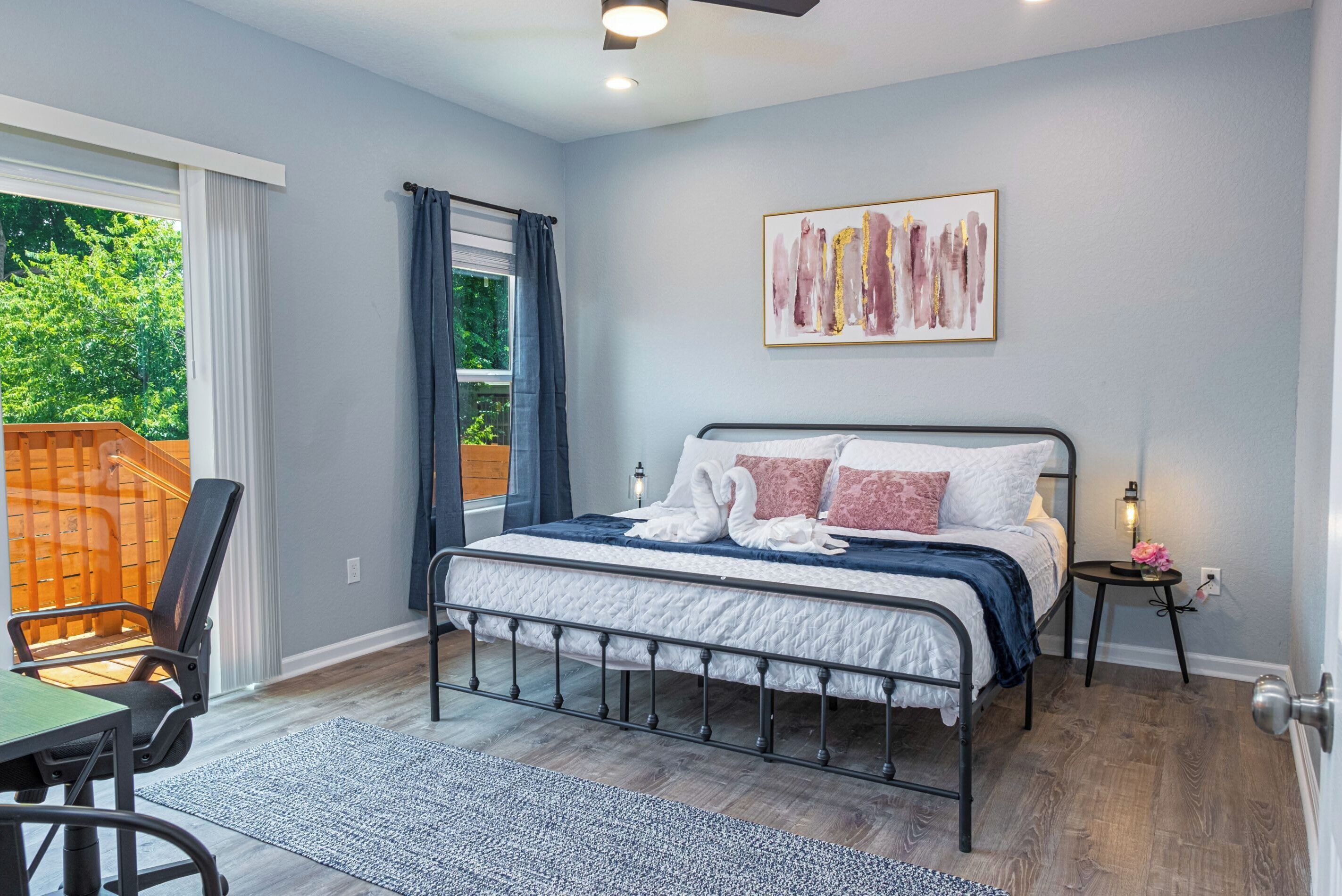 4 habitaciones y espacio para trabajar con laptop 