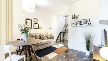 Apartment, Terrasse | Wohnbereich | 35-Zoll-Fernseher mit Digitalempfang
