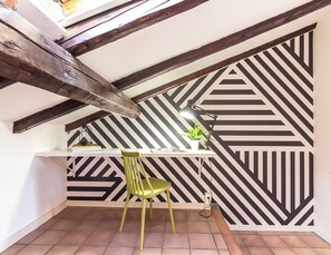 Appartement, patio | Aire de séjour | Téléviseur de 35 po avec télévision numérique