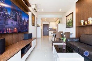 TV - Luxurious & Modern 2Brs Apartment, Free Gym & Pool, 2.5km from airport (Ho Chi Minh)