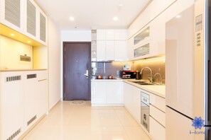 Fridge, microwave, stovetop, electric kettle - Luxurious & Modern 2Brs Apartment, Free Gym & Pool, 2.5km from airport (Ho Chi Minh)