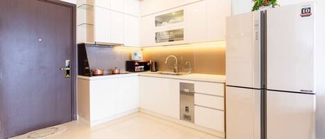 Kühlschrank, Mikrowelle, Herdplatte, Wasserkocher