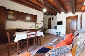 Apartment, Balcony | In-room dining