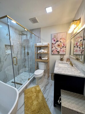 Shower, hair dryer, towels, soap - Charming 2bed2bath salted heated pool in Clearwater 7minutes2Clearwater Beach (Clearwater)