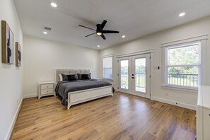 3 bedrooms, iron/ironing board, WiFi, bed sheets - Beautiful Luxury Villa near downtown and IAH (Houston)