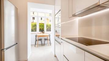 Frigorífico, microondas, horno y lavavajillas