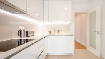 Frigorífico, microondas, horno y lavavajillas